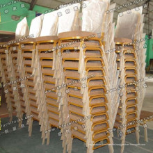 Stapeln von Aluminium Stühlen in einer Linie (YC-ZL22-09)
